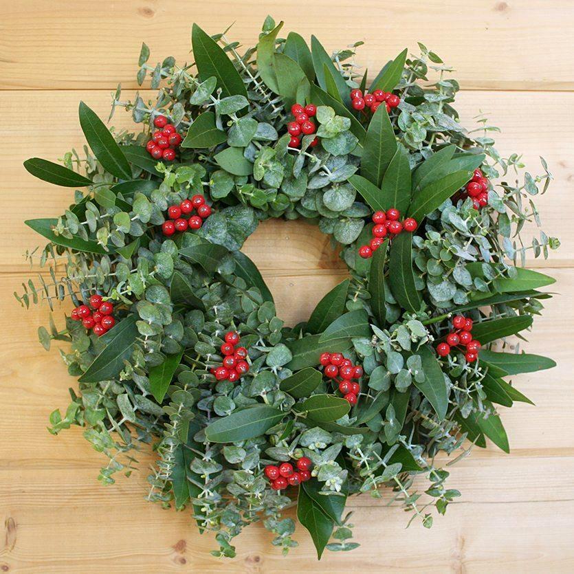 How to Decorate a Eucalyptus Wreath for Christmas: Stunning Ideas